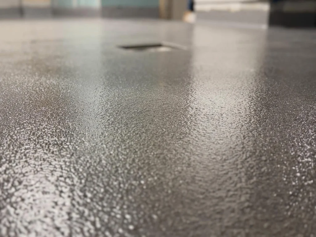Renovering av fuktskadat golv med Eradur Struktur. Efter – detalj av den grå Eradur Struktur-beläggningen.