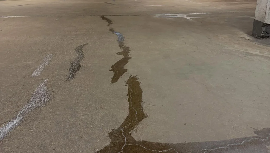 Eradur Parking och spricklagning i Rönninge. Arbetsmoment – ytterligare spricklagning.