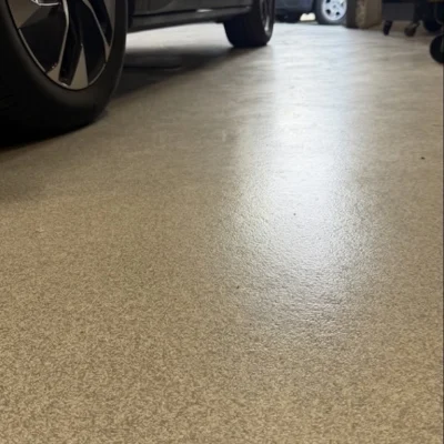 210 m² verkstadsgolv hos Volkswagen Värmdö. Efter – färdig beläggning i verkstaden.