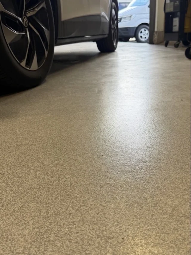210 m² verkstadsgolv hos Volkswagen Värmdö. Efter – färdig beläggning i verkstaden.