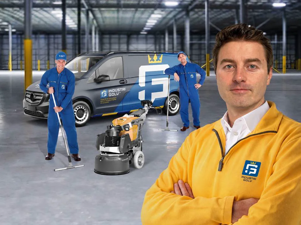 SF Industrigolvs team med maskiner och servicebil