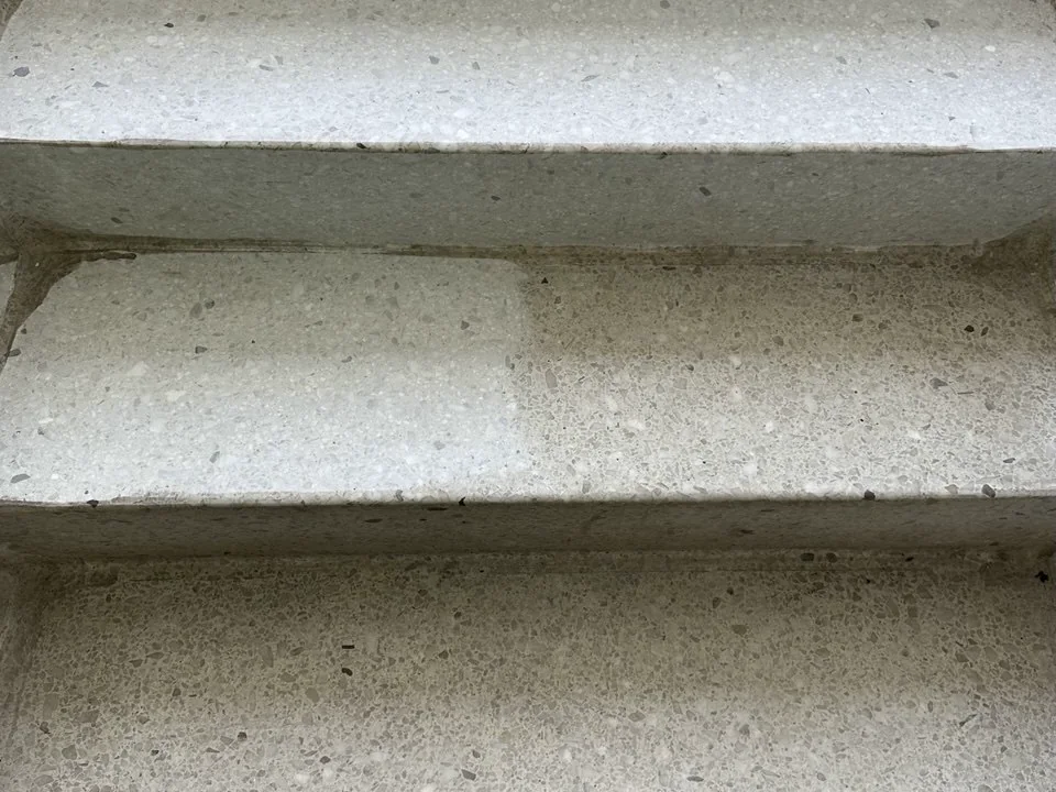 Sliten trappa i Järfälla före renovering