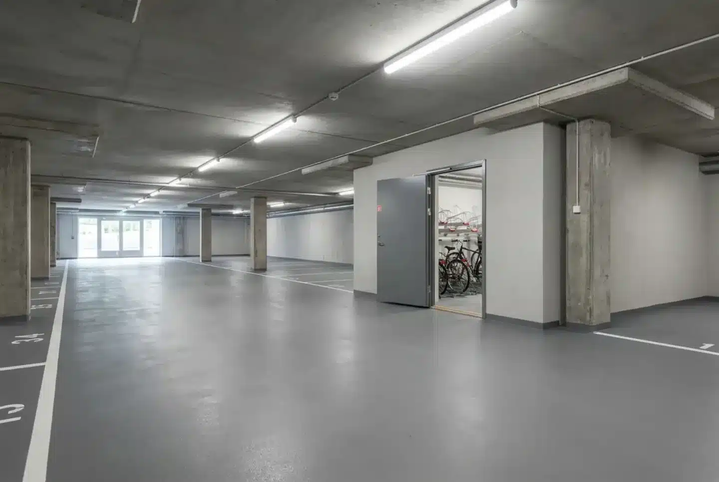 BRF-garage efter renovering med målade p-rutor