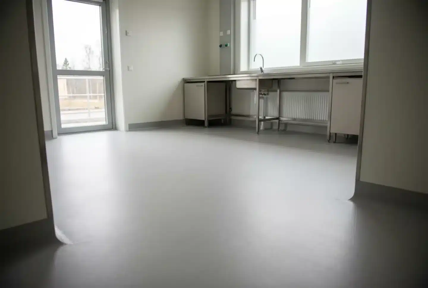 Vårdlokal med sömlöst polyuretangolv och uppvikt hålkäl