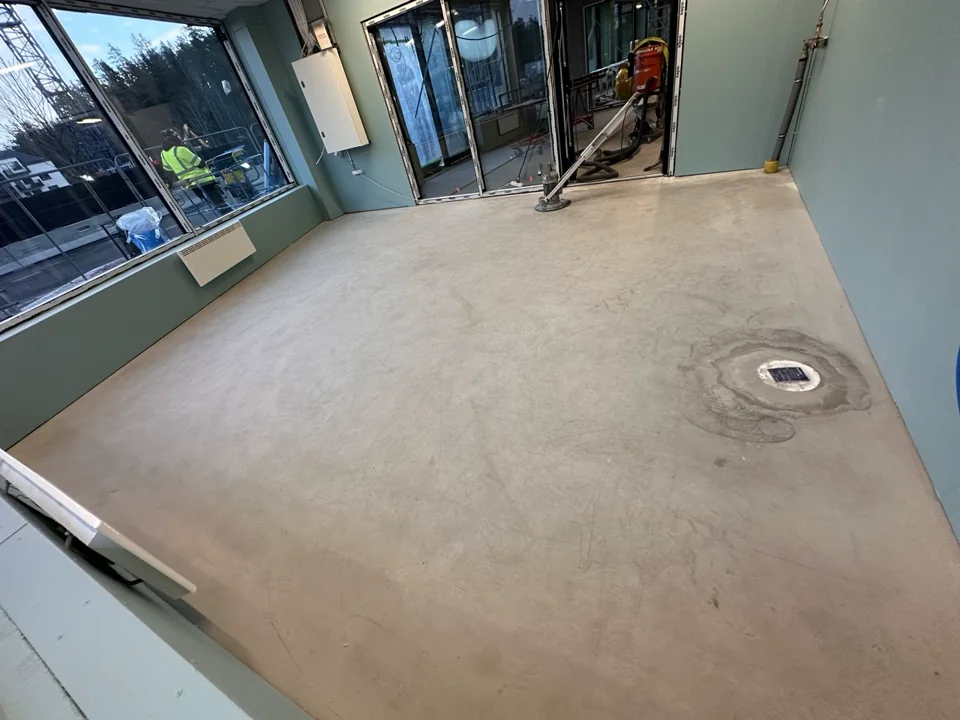 Förberett underlag i cykelrum i Sollentuna före golvläggning